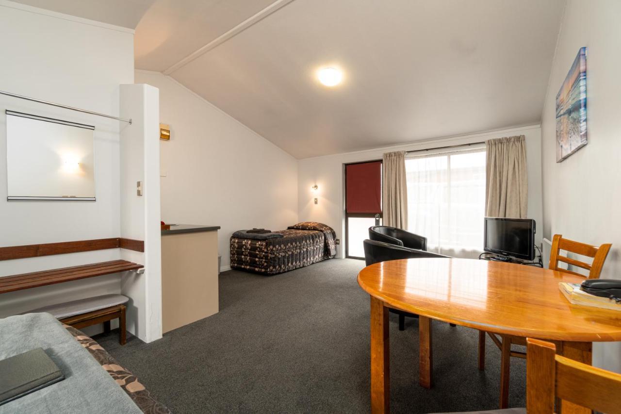 Centennial Court Hotel Alexandra Bagian luar foto