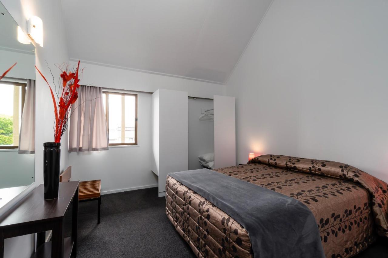 Centennial Court Hotel Alexandra Bagian luar foto