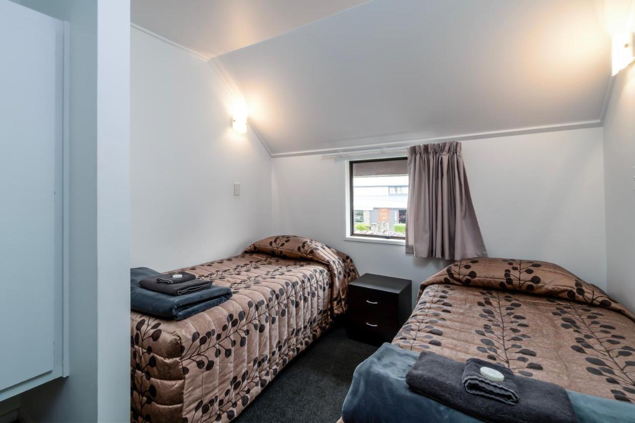 Centennial Court Hotel Alexandra Bagian luar foto