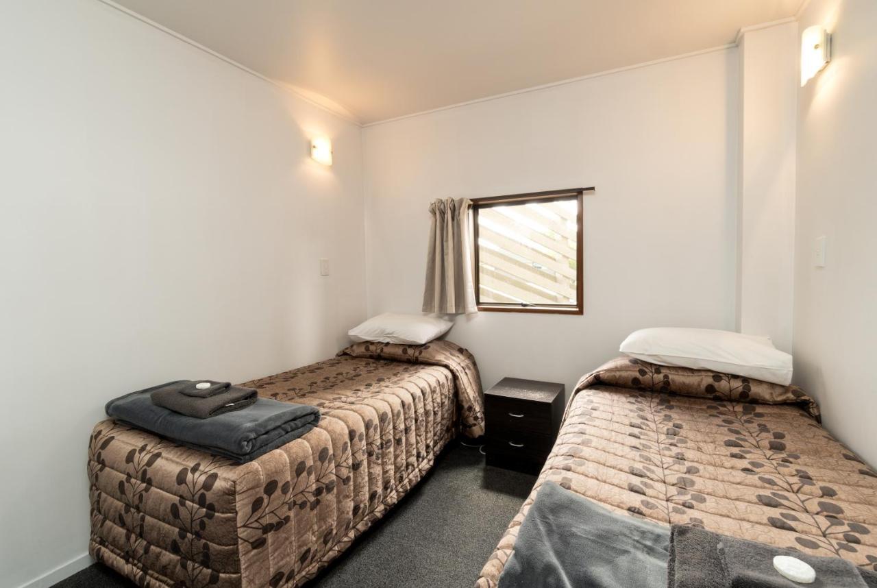 Centennial Court Hotel Alexandra Bagian luar foto