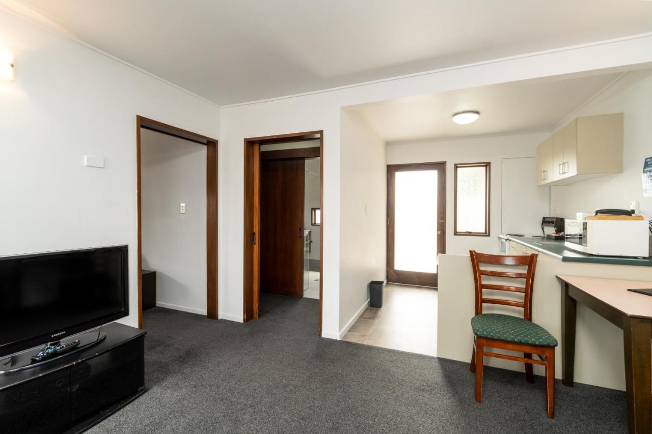 Centennial Court Hotel Alexandra Bagian luar foto