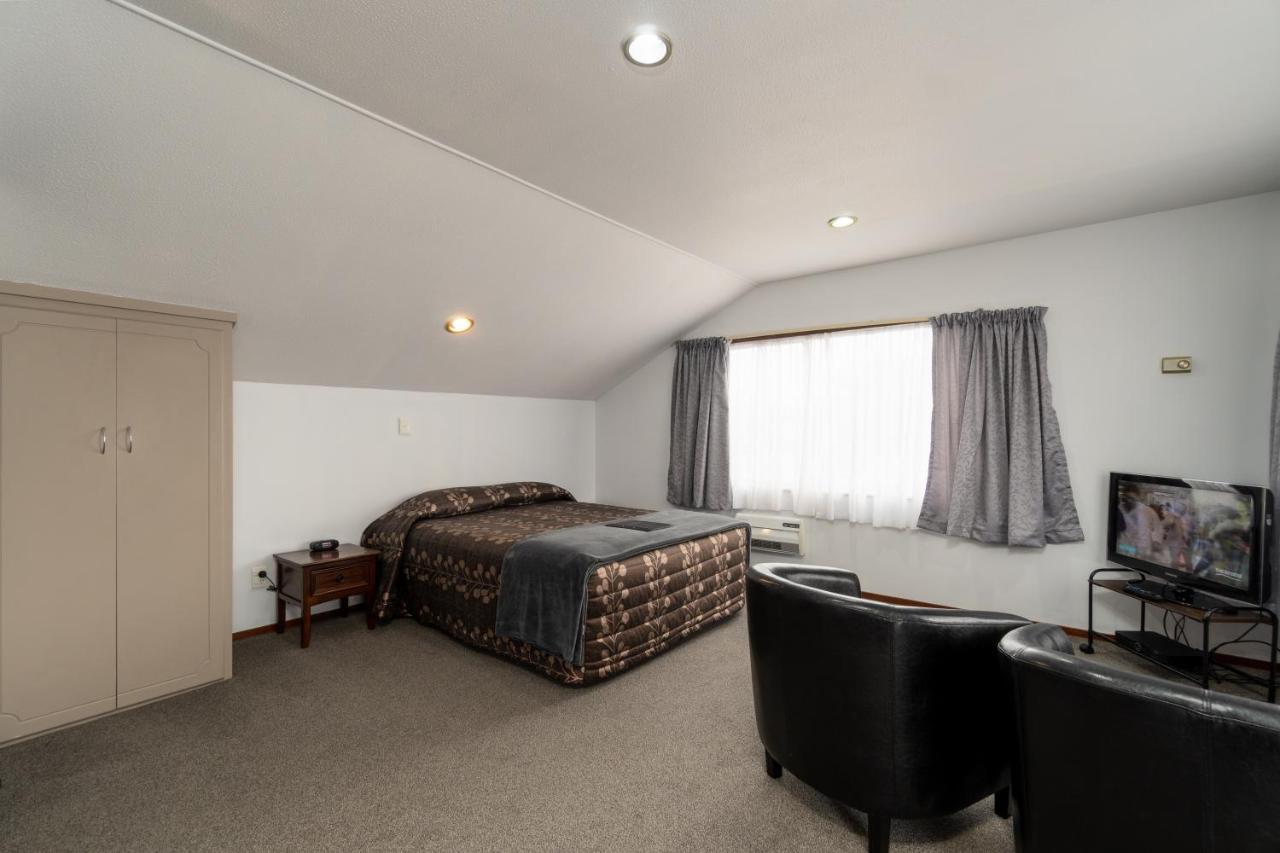 Centennial Court Hotel Alexandra Bagian luar foto