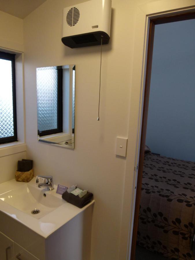 Centennial Court Hotel Alexandra Bagian luar foto
