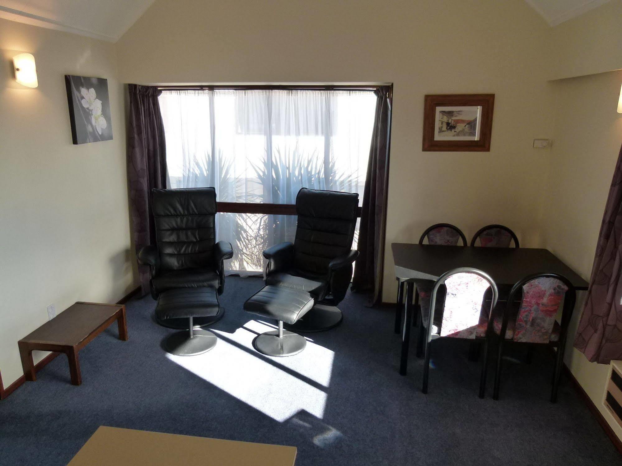 Centennial Court Hotel Alexandra Bagian luar foto